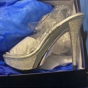New in box Fabulicious 4.5 inch diamond heels